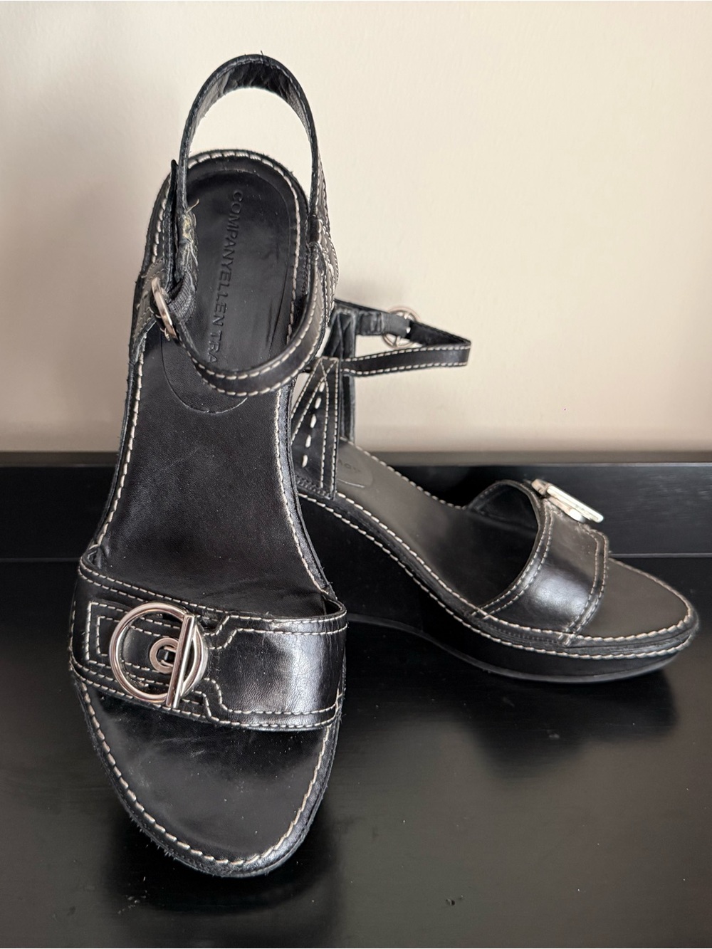 Company Ellen Tracy Black Leather Wedge Sandals Size 7B Comfort Chic